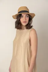 Vestido midi marrón de tejido tramado, corte suelto, sin mangas y con bolsillos laterales.
