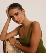 Set de tres pares de aros dorados: un par de aros gruesos con textura trenzada, un par de aros finos lisos y un par de aros tipo botón con textura ondulada.