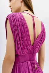 Vestido corto color fucsia con escote en V, sin mangas y falda con volados.