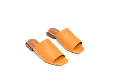 Zuecos color naranja con capellada tejida, taco bajo de madera y suela antideslizante.