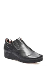 Bota de cuero color negro, estilo botín, con detalle de cierre en la capellada.