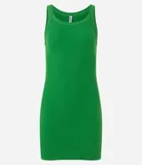 Vestido corto verde de ribana con textura acanalada, escote halter redondo y breteles medianos.