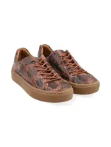 Sneaker de cuero vacuno con estampado de camuflaje y suela marrón.