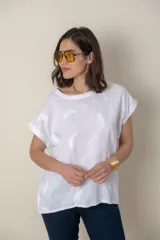 Blusa italiana color celeste con bordado de plumas al tono en el frente, confeccionada en lino y algodón.