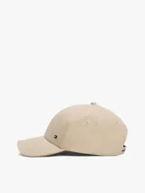 Gorra de béisbol clásica de seis paneles confeccionada en franela de puro algodón color beige, con botón en la parte superior, ojales de ventilación, hebilla de ajuste metálica en la parte trasera y logo esmaltado de Tommy Hilfiger en la parte delantera.
