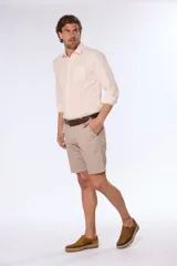 Bermuda color beige, de corte clásico, confeccionada en algodón y spandex.