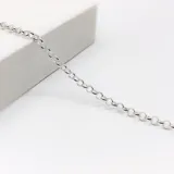 Pulsera de plata 925 con eslabones tipo rolo y cierre de mosquetón.