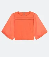 Blusa color salmón con escote redondo, mangas 3/4 amplias y ajuste frontal. Confeccionada en tejido laise.