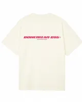 Remera de algodón color crema, corte oversize, con estampado en la espalda que dice "BOHEMIAN DSG®" en letras estilizadas color rosa, y debajo el texto "CERTIFIED AUTHENTIC STREETWEAR".