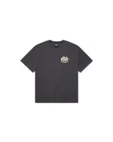 Remera gris de manga corta con logo de la marca Deus Ex Machina estampado en el pecho.