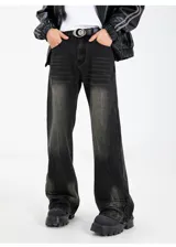 Pantalón de jean unisex, color negro con efecto desgastado y lavado. Corte Oxford (acampanado) con pinzas en los tobillos y elástico en la parte trasera de la cintura.