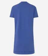 Vestido corto azul de algodón, corte recto, cuello redondo, manga corta con dobladillo y bolsillo pequeño en el pecho.
