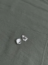 Aros tipo botón de plata 925 con textura irregular.