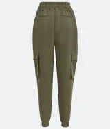 Pantalón jogger color verde militar, con cintura elástica ajustable con cinturón de hebilla plástica. Tiene bolsillos laterales tipo cargo con fuelle y puños elásticos.