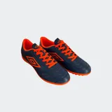 Championes de fútbol Umbro Classic II, color azul marino con detalles en naranja.