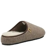 Pantufla cerrada de fieltro color marrón claro, con interior de corderito sintético y suela de goma.