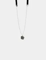 Collar corto de perlas sintéticas con dije de rosa metálica plateada y cierre de cinta de terciopelo negro.