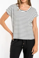 Remera blanca con rayas horizontales negras, de algodón y corte al cuerpo.