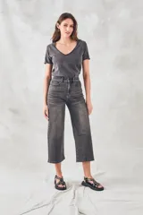 Remera de algodón lavado, ajustada al cuerpo, con escote en forma de V y manga corta.