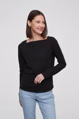 Remera de manga larga color negro, con escote tipo bote y corte ajustado.