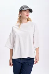 Remera blanca de corte amplio con mangas cortas anchas y cuello redondo.