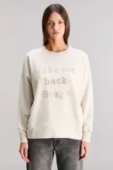 Buzo color crema de calce oversize, confeccionado en tejido premium con algodón. Tiene cuello, cintura y puños en ribb. Posee estampa con diseño exclusivo de la colección en delantero y hotfix.