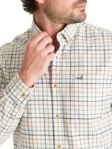 Camisa de franela de algodón orgánico con cuello americano abotonado, manga larga, corte regular y estampado a cuadros en tonos azul, blanco y rojo.