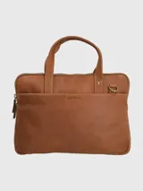 Maletín de cuero natural color marrón claro (tan) con forro interior de poliéster reciclado. Presenta un compartimento principal con cierre, bolsillo acolchado para laptop, bolsillo interior con cierre, y bolsillos exteriores con cierre en el frente y la espalda. Incluye correas ajustables y desmontables.