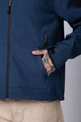 Campera azul con capucha, cierre frontal y bolsillos laterales con cierre.