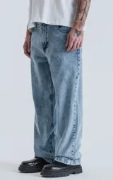 Pantalón de denim celeste con lavado clásico, corte wide leg y cinco bolsillos.
