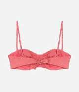 Top de bikini rosado con aro, modelo media taza, con tirantes finos ajustables y lazo en la espalda. Detalle de mini adornos de madera en el borde superior.