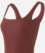 Vestido midi color borgoña, confeccionado en tejido de punto rib, con escote cuadrado y breteles anchos.