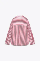 Camisa de manga larga con cuello solapa y cierre frontal con botones.