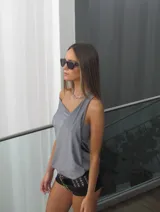 Minivestido gris de lycra con corte asimétrico y múltiples opciones de uso.