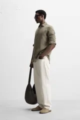 Camisa celeste de lino, de corte recto, manga larga y cuello clásico.