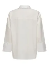 Camisa blanca de corte amplio con cuello clásico, mangas 3/4 tipo box y cierre con botones.