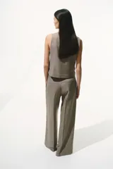 Pantalón de vestir color gris topo, de tiro alto, corte amplio y largo hasta el tobillo. Confeccionado en tejido liviano de mezcla de lino y viscosa.