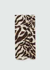 Falda midi de viscosa con estampado animal print en tonos marrones y beige. Diseño recto con abertura lateral y detalle drapeado en la cintura.