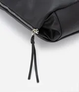 Bolso hobo grande desestructurado de PU color negro, con correa de mano, correa larga desmontable, cierre lateral ajustable con tiradores y cierre superior.
