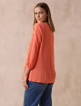 Blusa blanca texturada marca Ruby Rd, con escote redondo y mangas 3/4 con puño elastizado y apliques de broderie. Confeccionada en poliéster y elastano.
