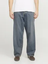 Jean baggy fit de tiro alto con cierre de botones y cinco bolsillos funcionales. Corte relajado en muslo, rodilla y pierna ancha. Confeccionado en denim de tejido twill resistente, teñido en hilo y acabado stonewash.