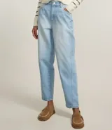 Pantalón balloon de jeans celeste, con trabillas en la cintura, bolsillos y recorte en el lateral.