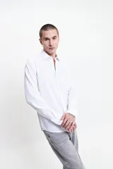 Camisa de manga larga color gris oscuro con textura a rayas, estilo rústico y fit regular.