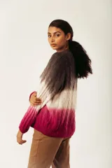 Cárdigan tejido a rayas horizontales con degradé de color, con cuello en V, mangas largas y cierre frontal con botones de madera.