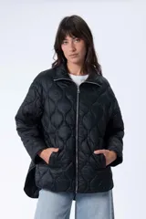 Campera negra de abrigo capitoneada con cierre frontal y cuello alto.