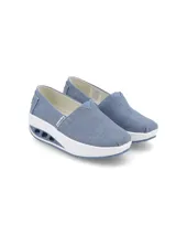 Zapatillas tipo slip-on de tela denim color celeste, con elástico en el empeine y plantilla con tecnología memory foam.