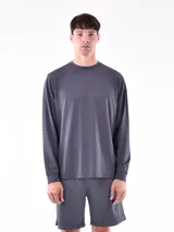 Remera gris de manga larga con cuello redondo.