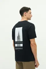 Remera color crudo de manga corta con estampa del edificio Chrysler de Nueva York en la espalda.