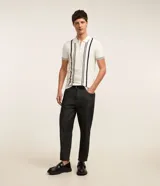 Camisa polo de punto color crema con rayas verticales azul marino, cuello con cremallera, manga corta con ribete a rayas y corte slim fit.