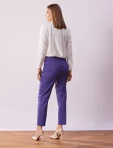 Pantalón recto color verde agua, marca Zac & Rachel, confeccionado en gabardina elastizada. Tiene pretina ancha con faja interna modeladora, bolsillos simulados en la parte delantera y bolsillos ojal en la parte trasera.